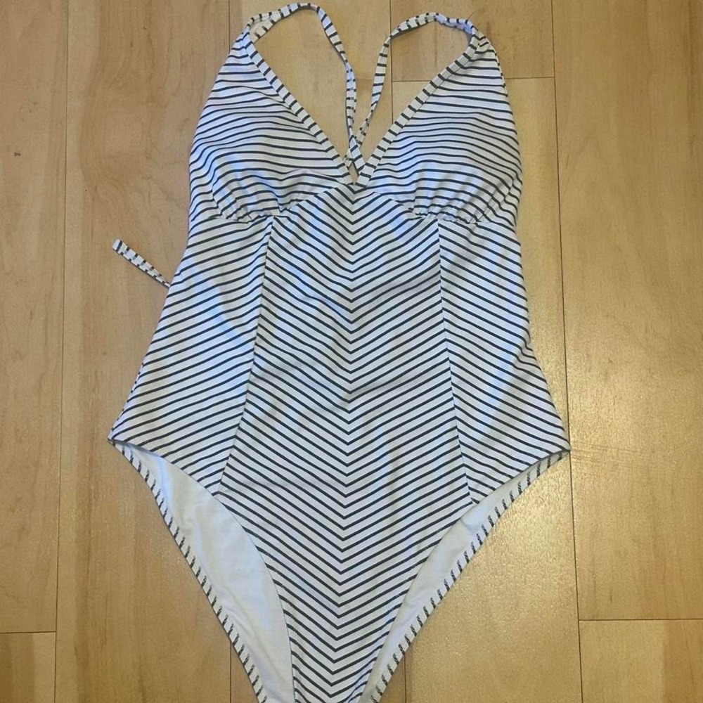 Cupshe large striped‎ one piece ties NWOT